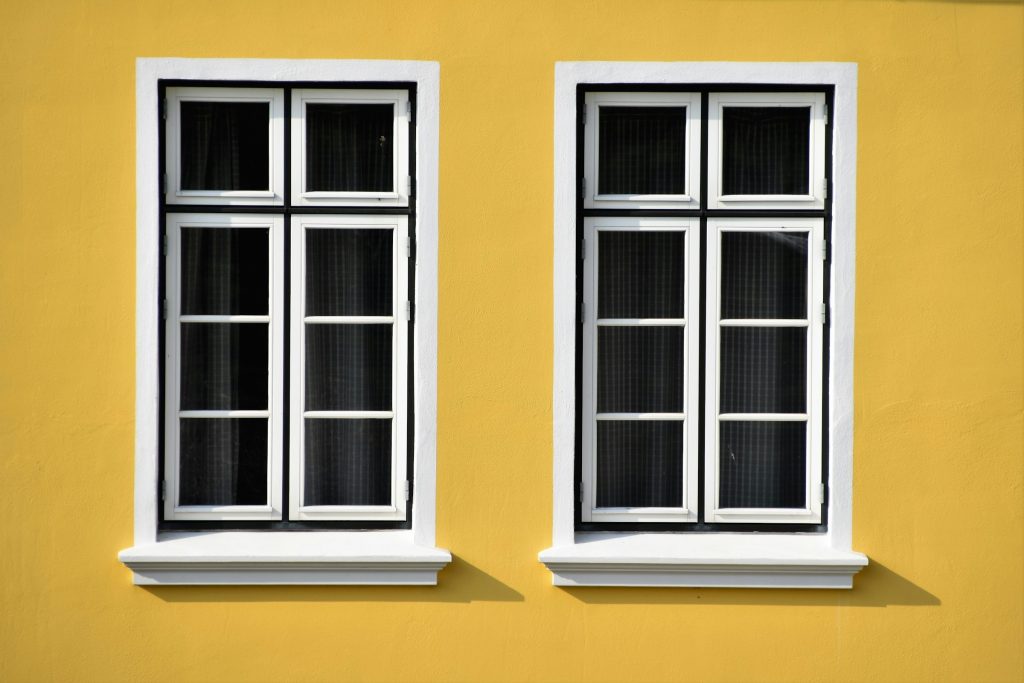 okna žlutý dům